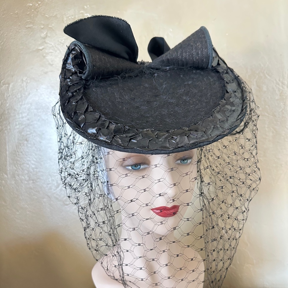 DRAMATIC 1940's FELT/STRAW HAT WITH FULL VEIL AND GROSGRAIN BOWS